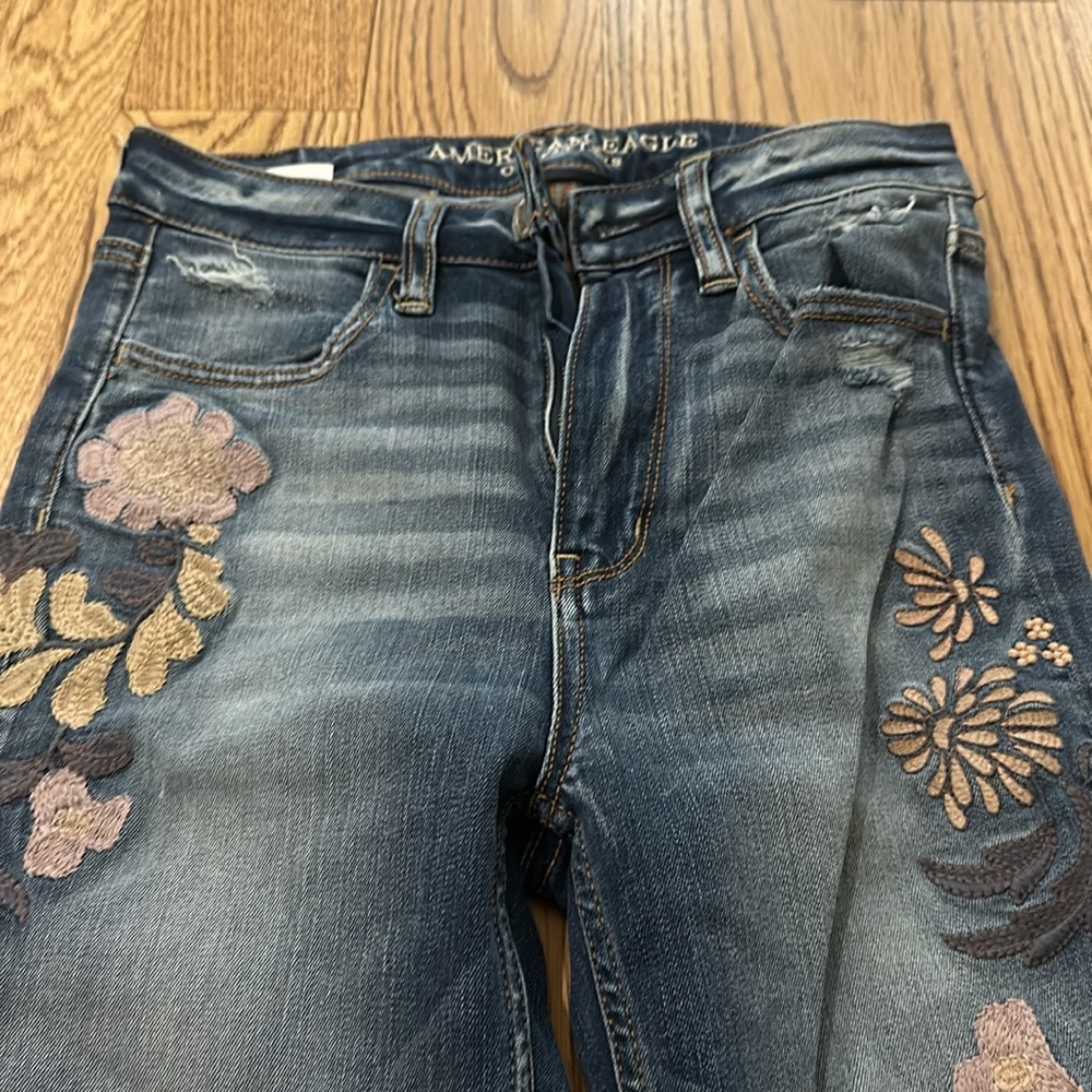 American Eagle- Super Hi-Rise Embroidered Denim - Picture 4 of 7